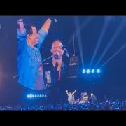 Chris Martin e Ralph Macchio sul palco per Karate Kid: il video