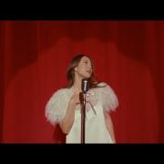 Laufey canta Santa Baby: il bellissimo video
