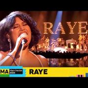 Raye: il travolgente show agli MTV EMA. Il video