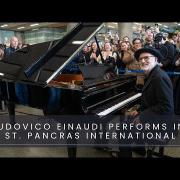 Ludovico Einaudi suona il piano nella stazione di St Pancras a Londra: il video