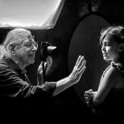 Guido Harari torna alla Fabbrica del Vapore con la Caverna magica e i ritratti sospesi