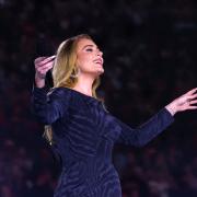Adele mostra il suo grande anello di diamanti
