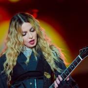 Madonna nello sconforto chiede aiuto ai fan