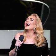 Adele si commuove e abbraccia il figlio durante il suo ultimo show: il video