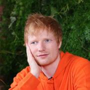 Ed Sheeran pubblica la canzone natalizia Under The Tree. Il video
