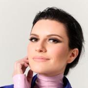 Laura Pausini racconta in tv i suoi oltre 30 anni di carriera 