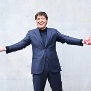 Gianni Morandi compie 80 anni: gli auguri di Jovanotti, Elisa e... Carla Bruni