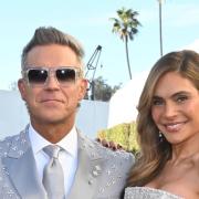 Robbie Williams celebra le nozze di una coppia durante la proiezione del film sulla sua vita: le foto