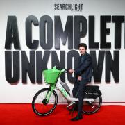 Timothée Chalamet va in bici all'anteprima del suo film. E si prende una multa