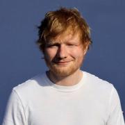 Ed Sheeran è il primo artista occidentale a suonare in Bhutan: il video
