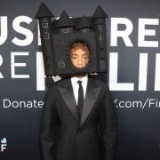 Il look stravagante di Jayden Smith, il live di Stevie Wonder, le emozioni di Chris Martin e gli imbucati illustri: i momenti indimenticabili dei Grammy 2025