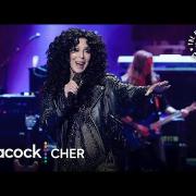 Cher esegue  If I Could Turn Back Time al concerto per i 50 anni di Saturday Night Live. Il video