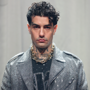 Tony Effe con la collana “vietata” a Sanremo alla Milano Fashion Week