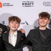 Elton John: i figli Zachary ed Elijah sono davvero cresciuti. Tutte le foto