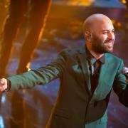 Giuliano Sangiorgi festeggia i vent'anni della canzone 'Mentre tutto scorre' in tram