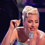 Lady Gaga commossa ricorda Tony Bennett