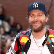 Jovanotti riceve in dono una chitarra elettrica creata dai detenuti del carcere di Treviso: il video