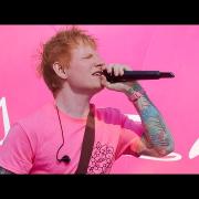 Ed Sheeran suona a sorpresa King's Cross a Londra: il video