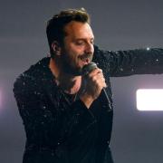 Cesare Cremonini nel laboratorio che crea le chitarre per il suo tour. Il video