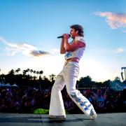Freddie Mercury: l'omaggio di Benson Boone e Brian May al Coachella festival. Il video