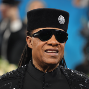 Stevie Wonder si esibisce al Met Gala 2025. Il video
