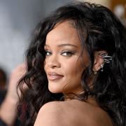 Rihanna pubblica la nuova canzone Friends Of Mine. Il video