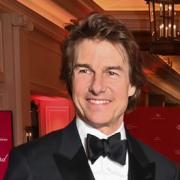 Tom Cruise scherza con i dipendenti del cinema all'anteprima di Mission Impossible. Il video