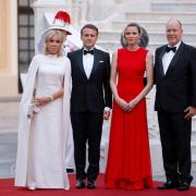 La Principessa Charlene affascinante durante la visita di stato del Presidente Macron e della moglie Brigitte