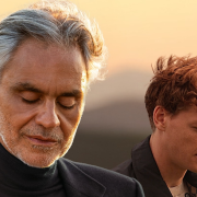 Jannik Sinner e Andrea Bocelli cantano insieme. Ecco il duetto Polvere e gloria