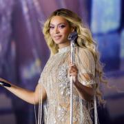 Beyoncé: sul palco dello show di Parigi sale a sorpresa Jay - Z. Il video
