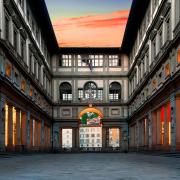 Inciampa agli Uffizi e squarcia quadro