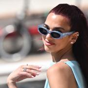 Dua Lipa sceglie l'Italia per le vacanze: le foto e i video
