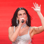 Dua Lipa rende omaggio a Sinead O'Connor cantando Nothing Compares 2 U. Il video