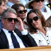 Hugh Grant si addormenta a Wimbledon durante il tie break tra Djokovic e Cobolli