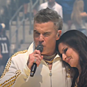 Robbie Williams e Laura Pausini eseguono live Desire: il video