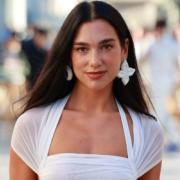 Dua Lipa felice a Palermo con il fidanzato. Le foto e i video