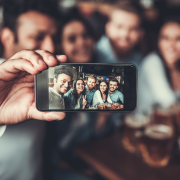 Cosa rende un selfie irresistibile? Gli scienziati rivelano il trucco