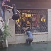 Si scattano un selfie ma la gondola si ribalta
