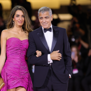 George Clooney: guarda l'irresistibile show sul red carpet a Venezia