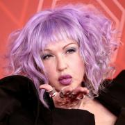 Cyndi Lauper. anche Cher al suo concerto d'addio. Guarda il video in cui le due artiste cantano Girls Just Want To Have Fun