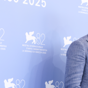 Jude Law e  Cate Blanchett sul red carpet della Mostra del Cinema di Venezia. Ma la foto più bella è di Julia Roberts
