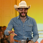 Post Malone lancia la sua linea di moda e sfila a cavallo in passerella. Il video