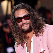 Il red carpet tutto in rosa di Jason Momoa alla Mostra del Cinema di Venezia