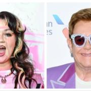 Elton John scommette la sua casa con Lola Young. E perde: il divertentissimo video