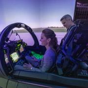 Kate Middleton abilissima alla guida di un simulatore di volo. Il video