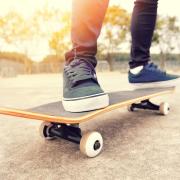 Regala il suo skateboard per salvare un gattino 