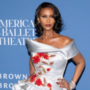 Iman: le bellissime foto della rara apparizione pubblica della moglie di David Bowie