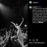 Dua Lipa festeggia: sono passati 10 anni dall'uscita del suo primo singolo "Be the one"