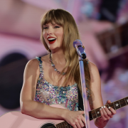 Taylor Swift: tutte  le curiosità sul suo matrimonio. Il tema sontuoso per la festa, gli inviti per Kate Middleton e il Principe William e l'ansia di Meghan Markle che teme l'esclusione