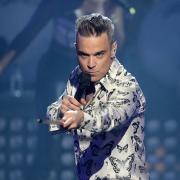 Robbie Williams torna indietro nel tempo per il nuovo brano Pretty Face. Il video